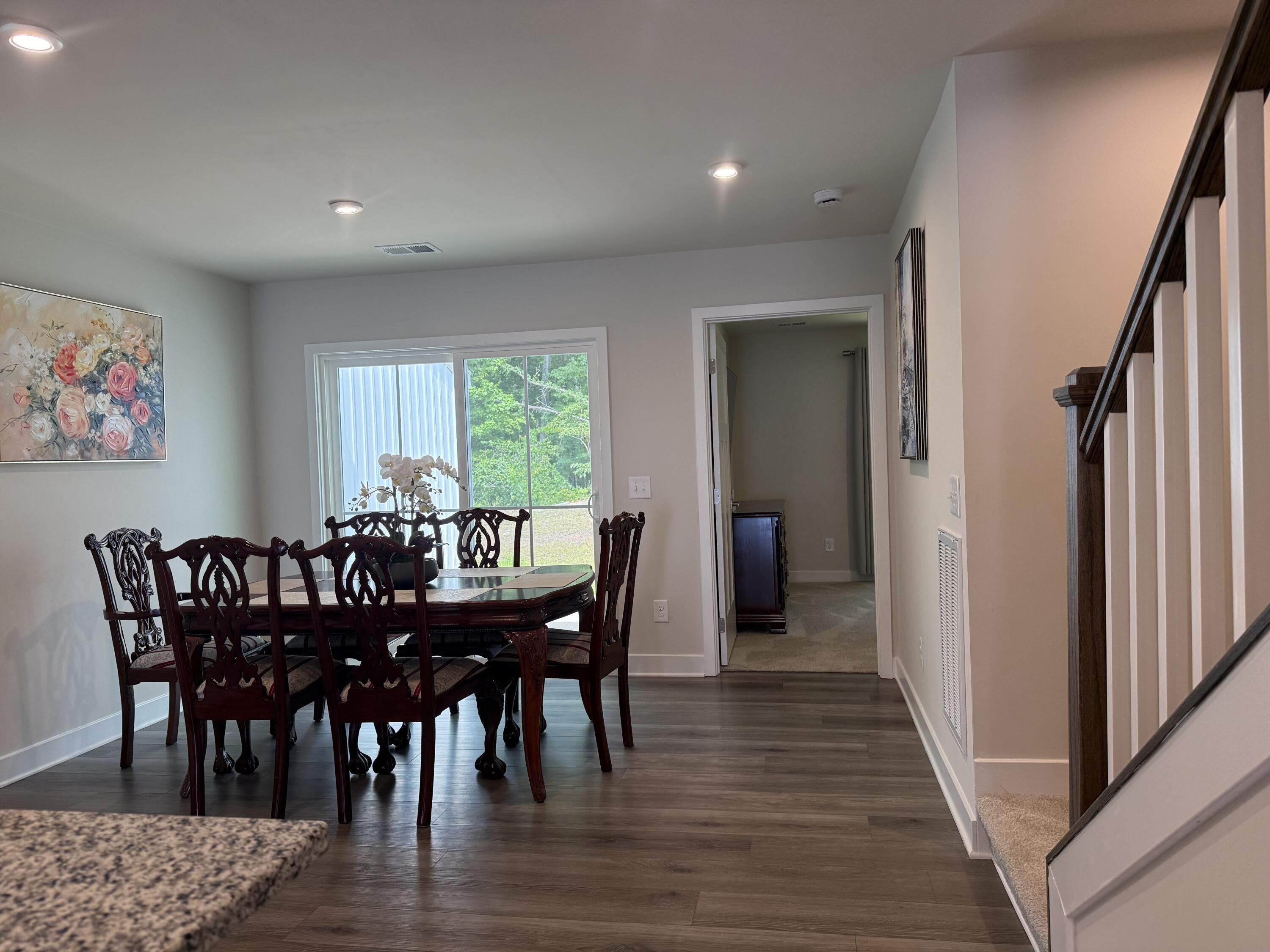 Image 4: Dining area off kitchen