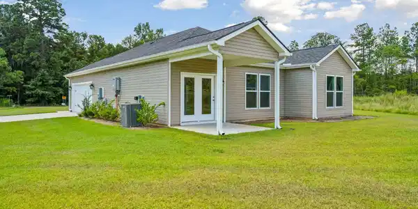 Image 3: 1621 Old River Road