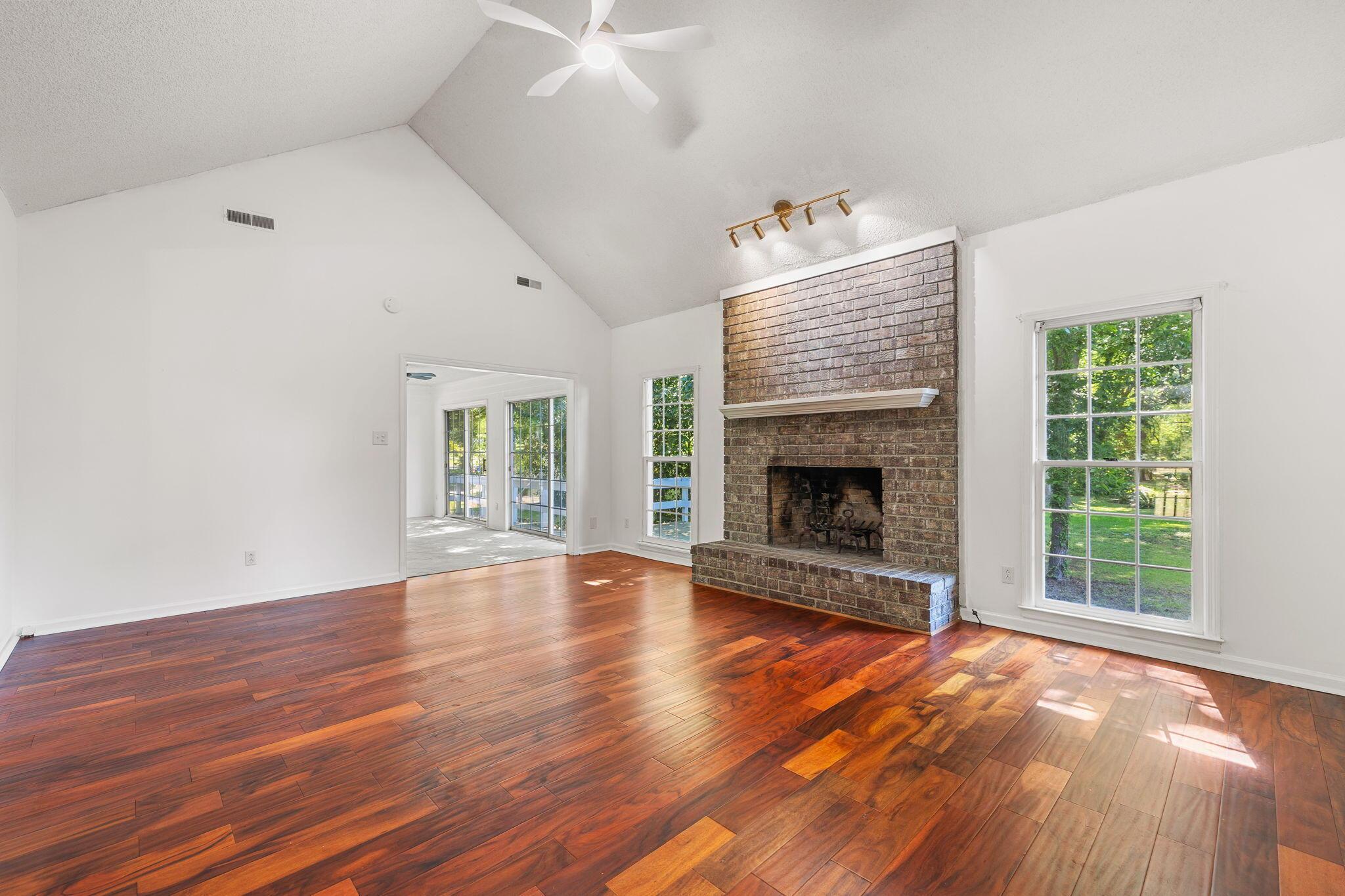 Image 4: Living Room