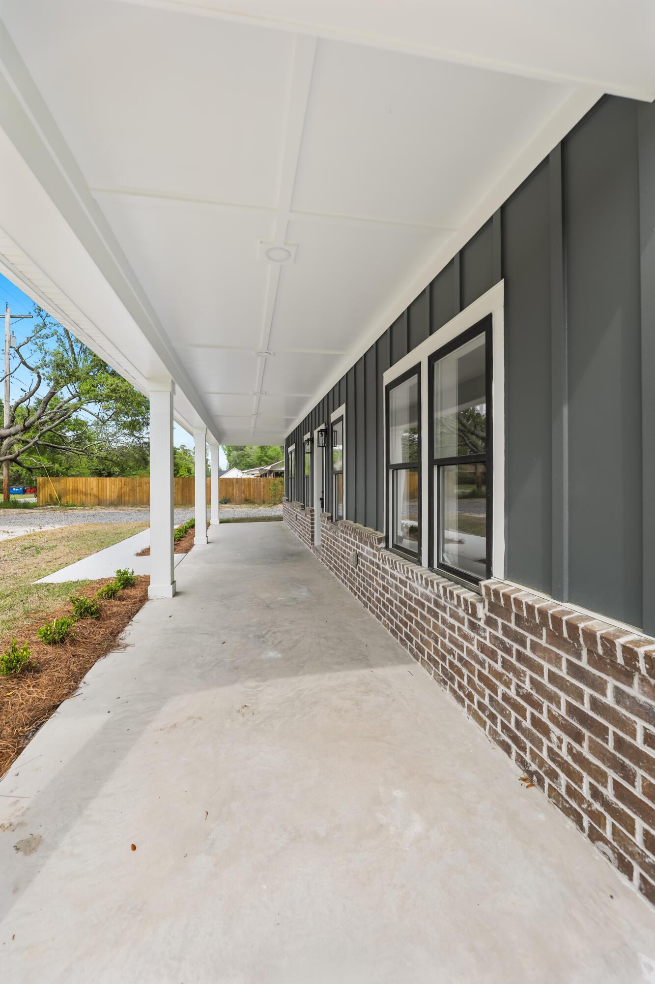 Image 4: Full Front Porch