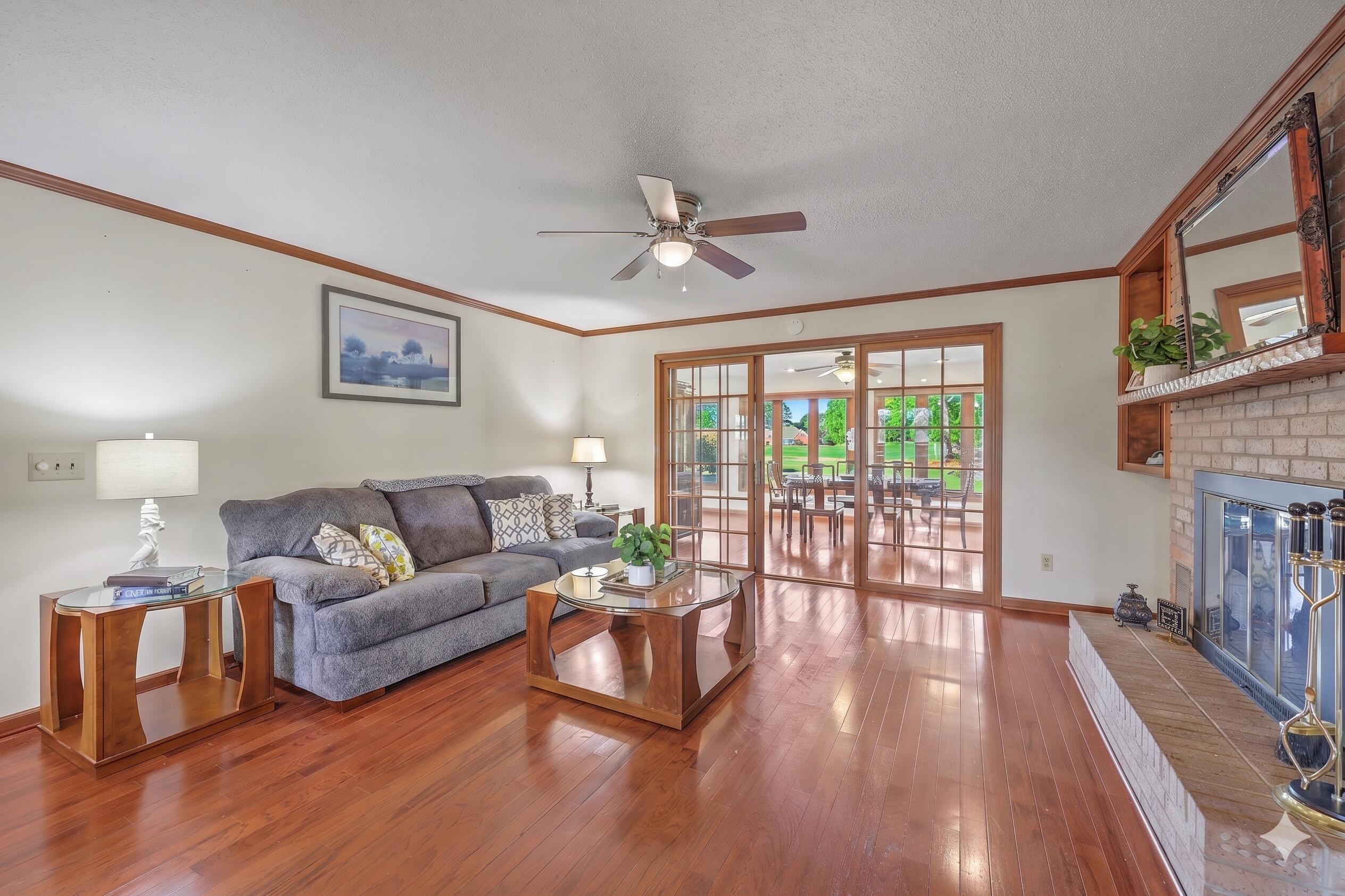Image 3: Semi-Open Floorplan!