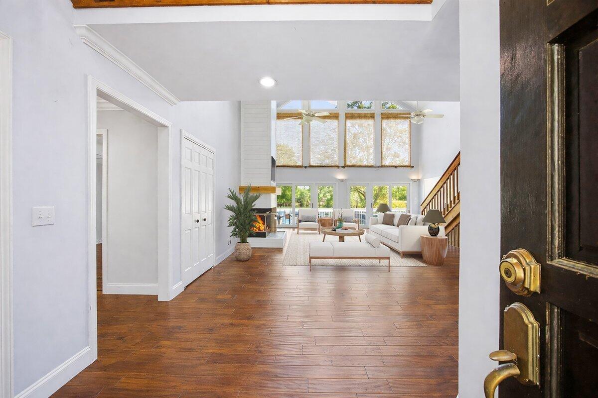 Image 3: 118livingstaged3