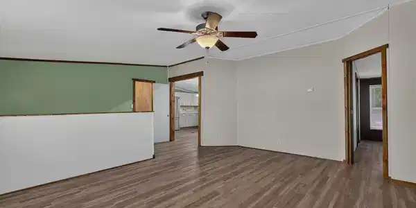 Image 3: 623 Barn Road-12