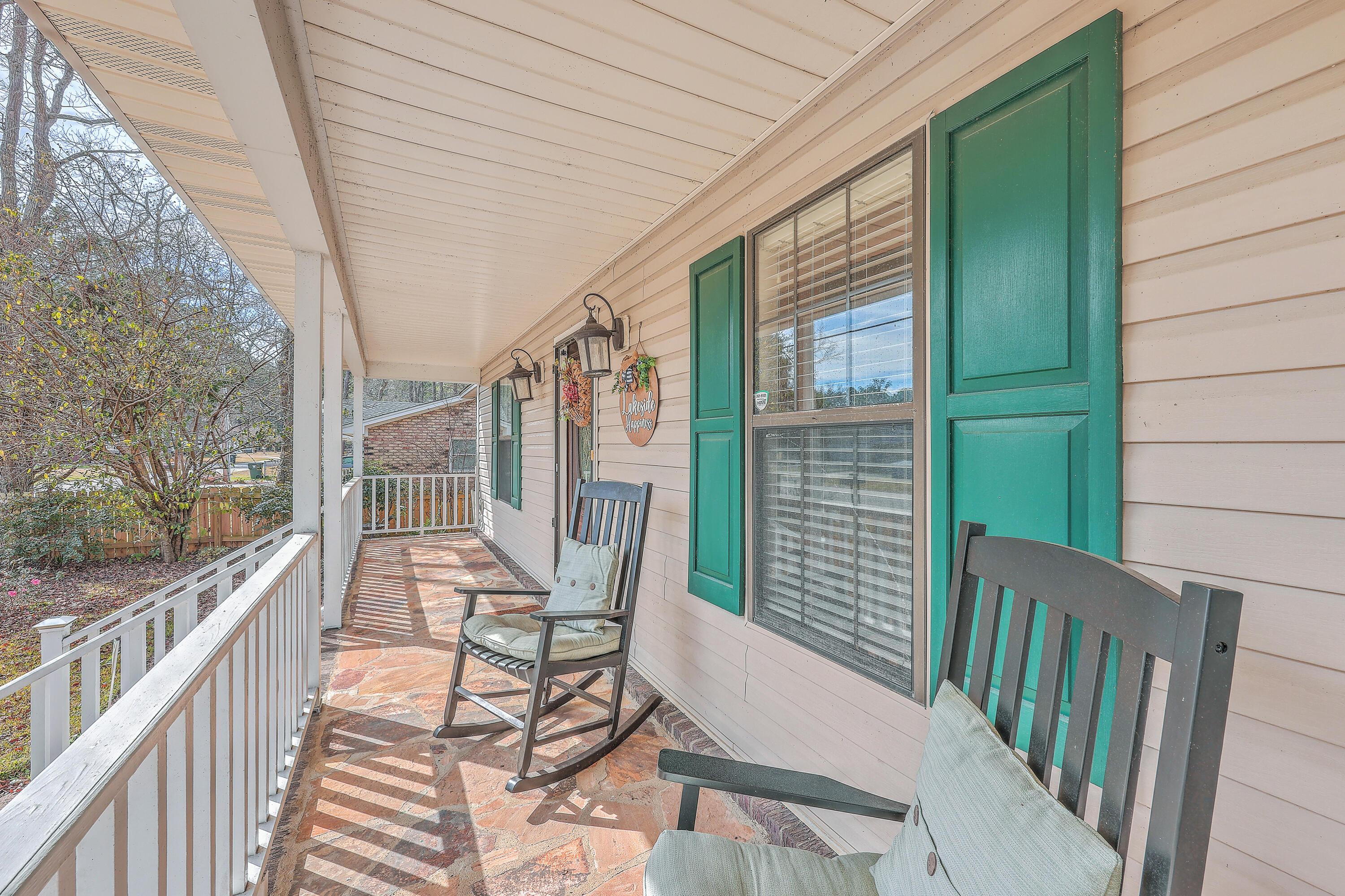 Image 4: Full front Porch!