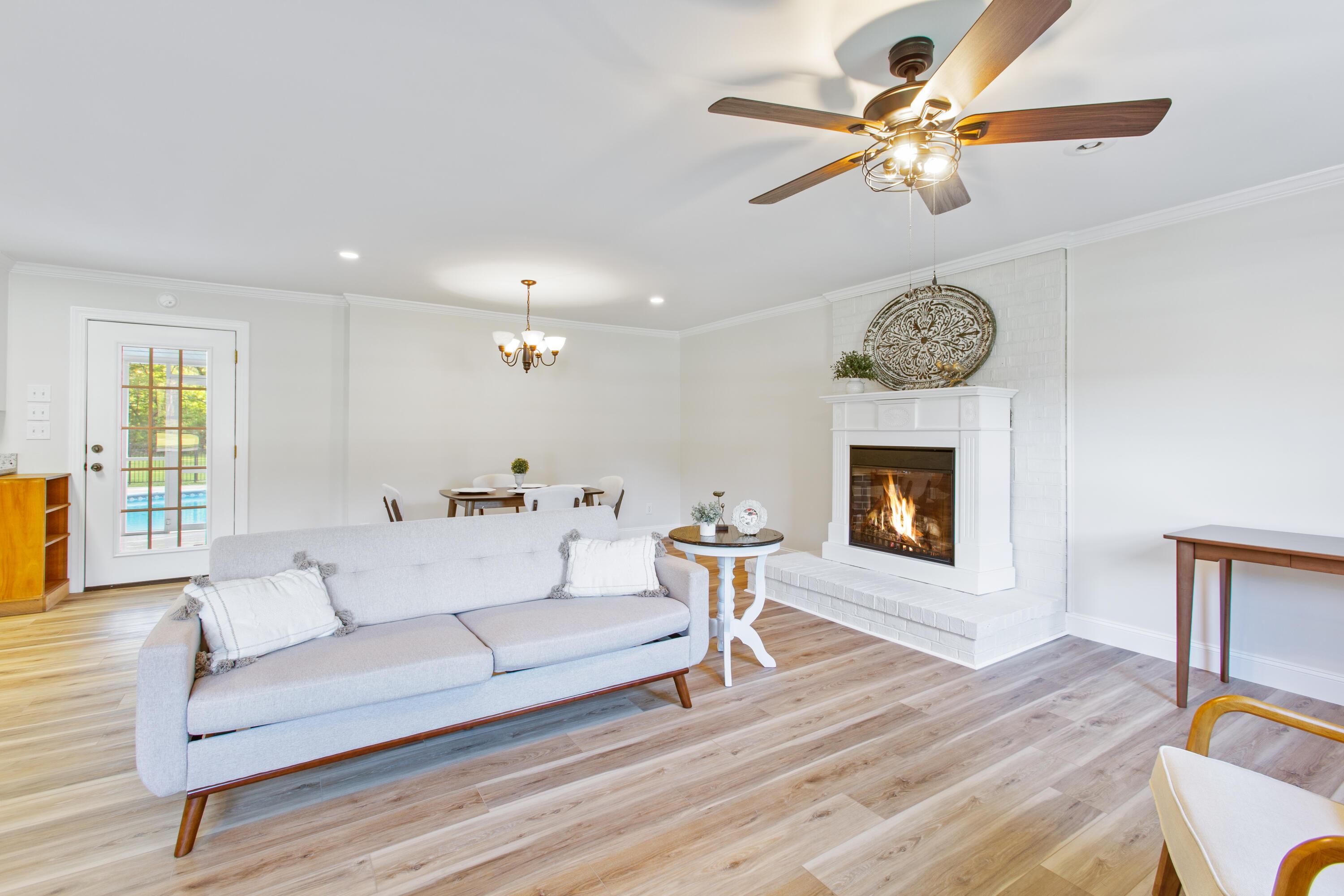 Image 2: 400BlackOak.NicoleBurbagePhoto-15