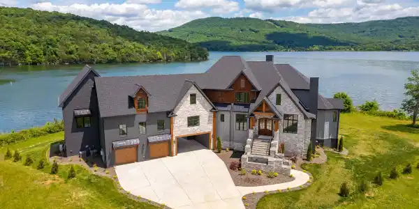 340 Edgewater Way