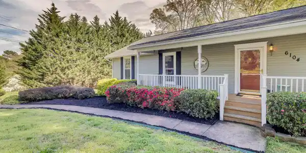 6104 Sasha Ln
