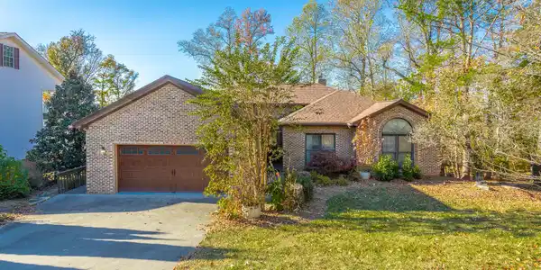 147 Riverside Dr