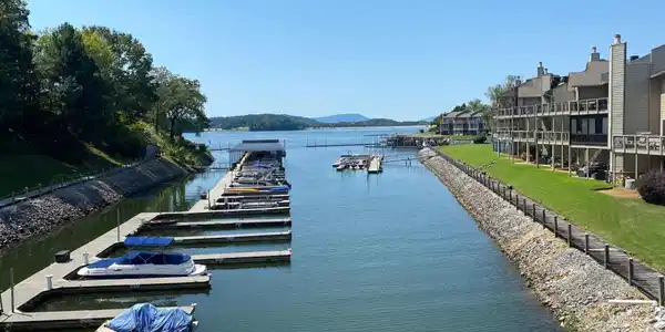 4274 Lakeshore Ln Unit 202