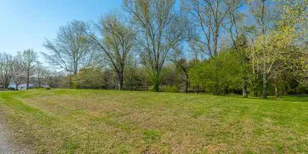 Image 4: Level lot near end of cul de sac