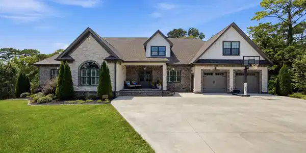 6805 Lakeshore Drive