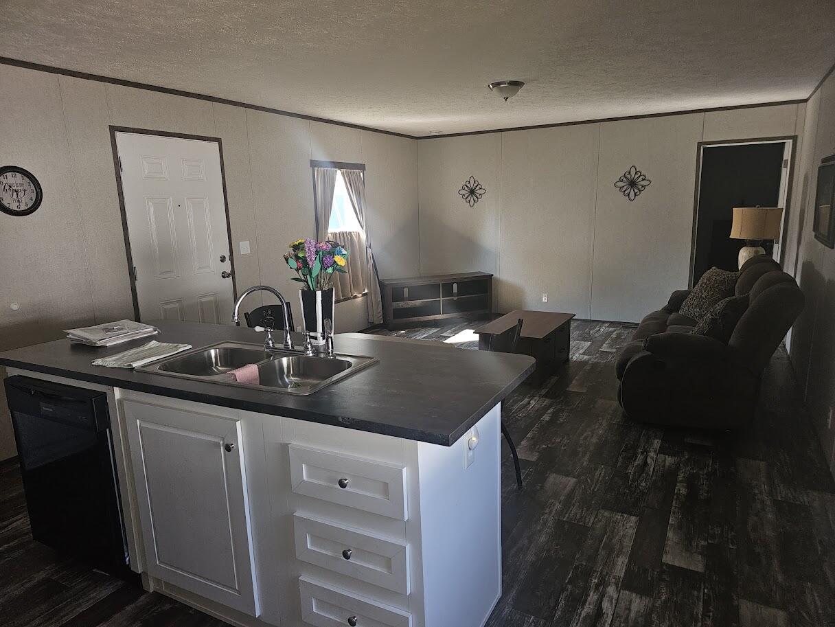 Image 4: Kitchen/Living Room