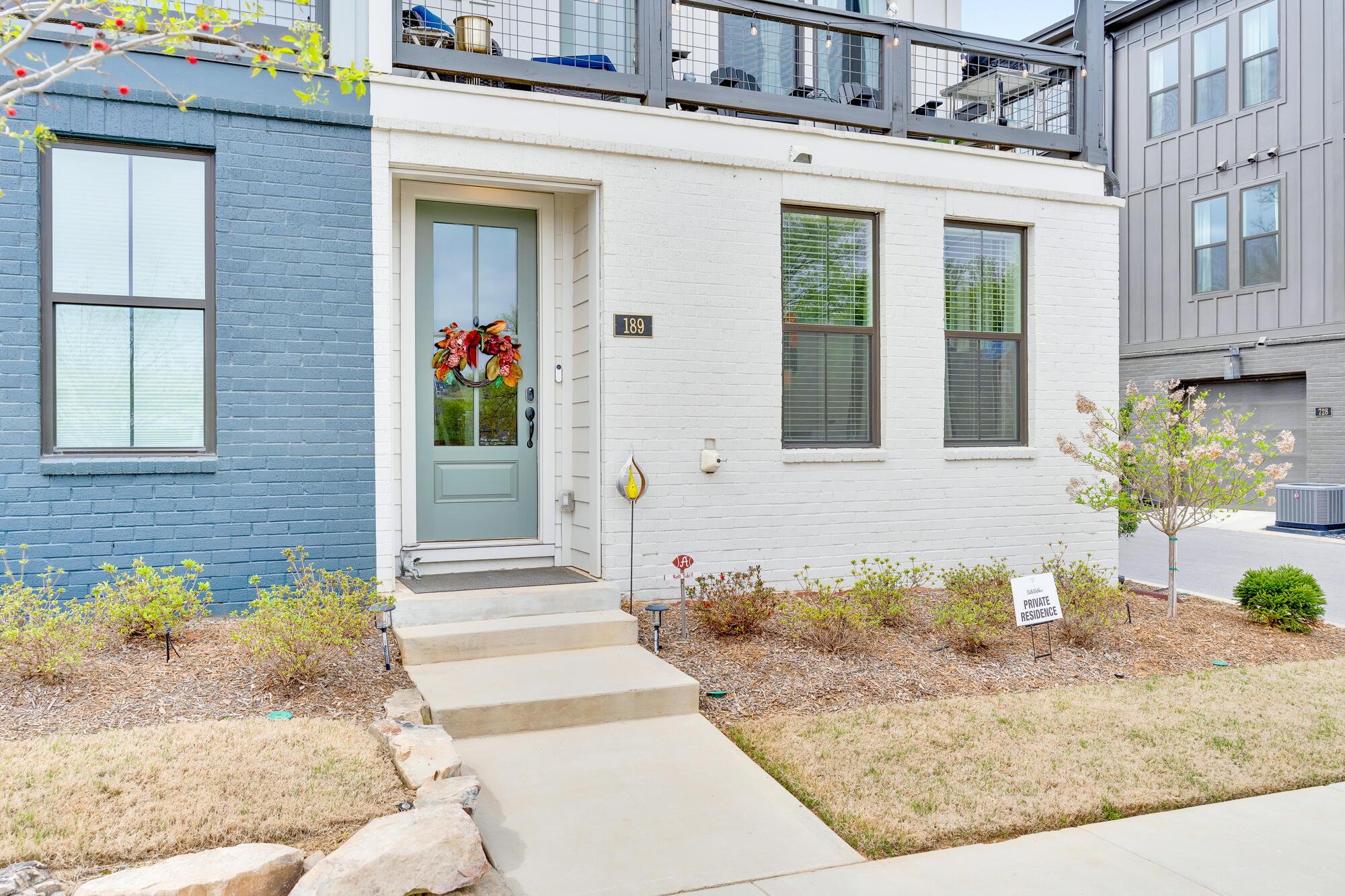 Image 3: 189-Peerless-Ave-MLS-Photos-4