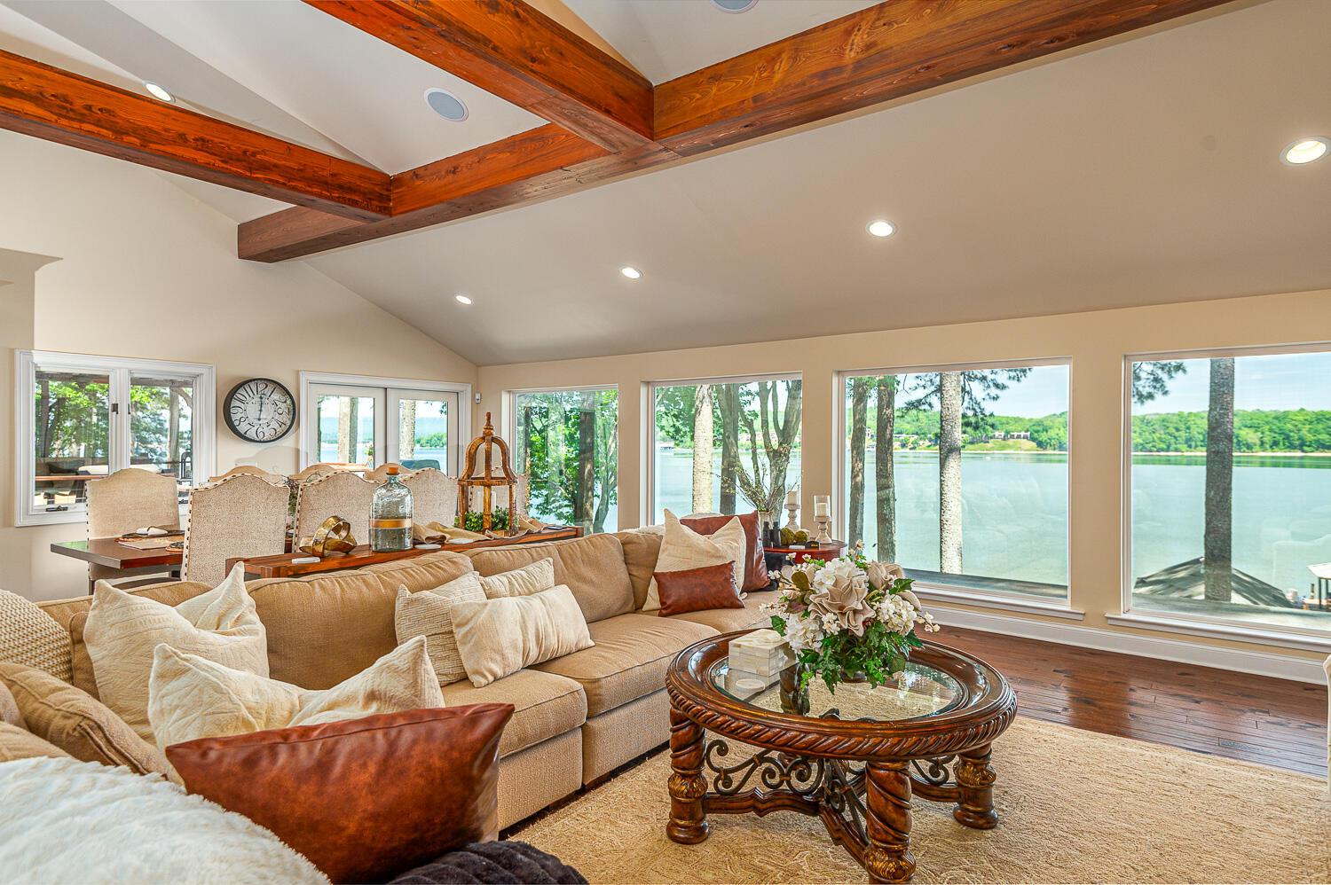 Image 3: Living Room