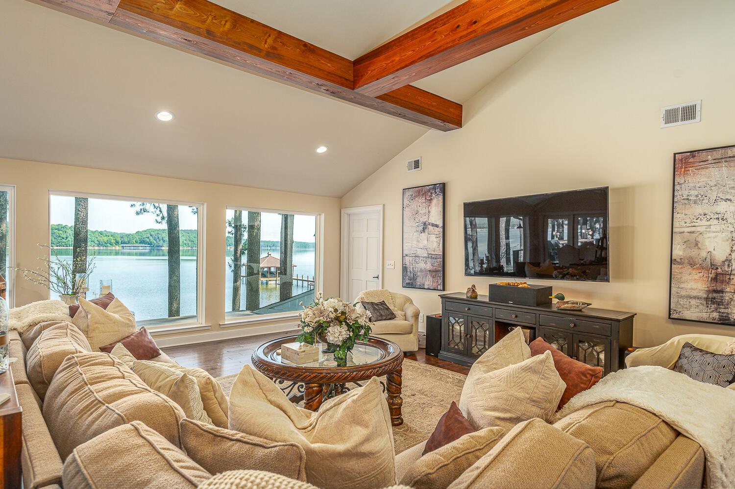 Image 4: Living Room