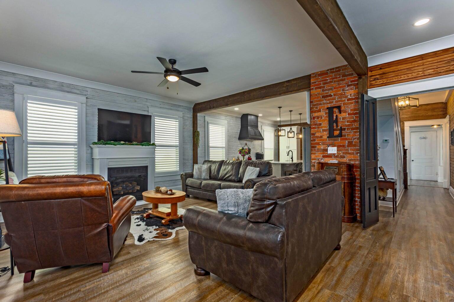 Image 3: Living Room