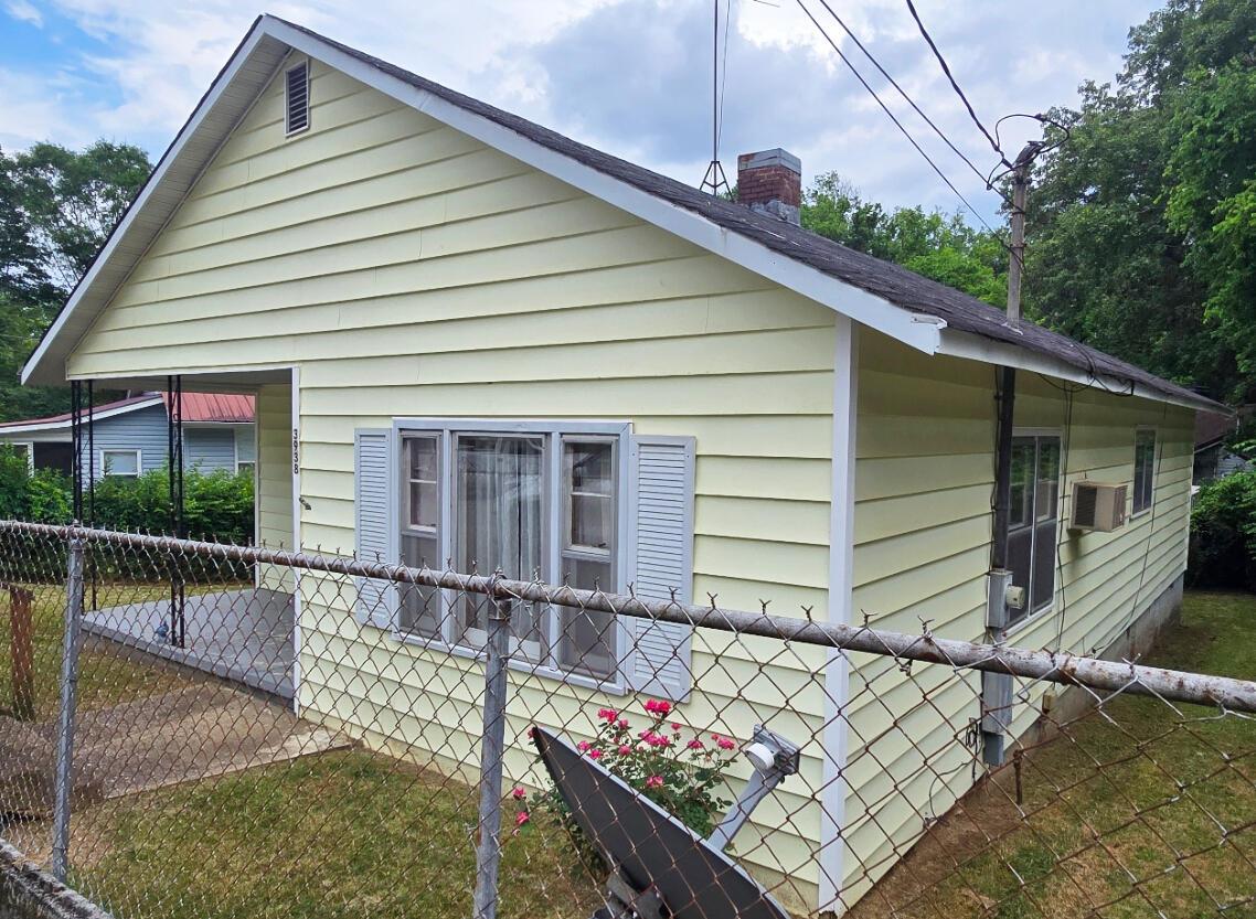 Image 3: 3938 Arkwright St (3)