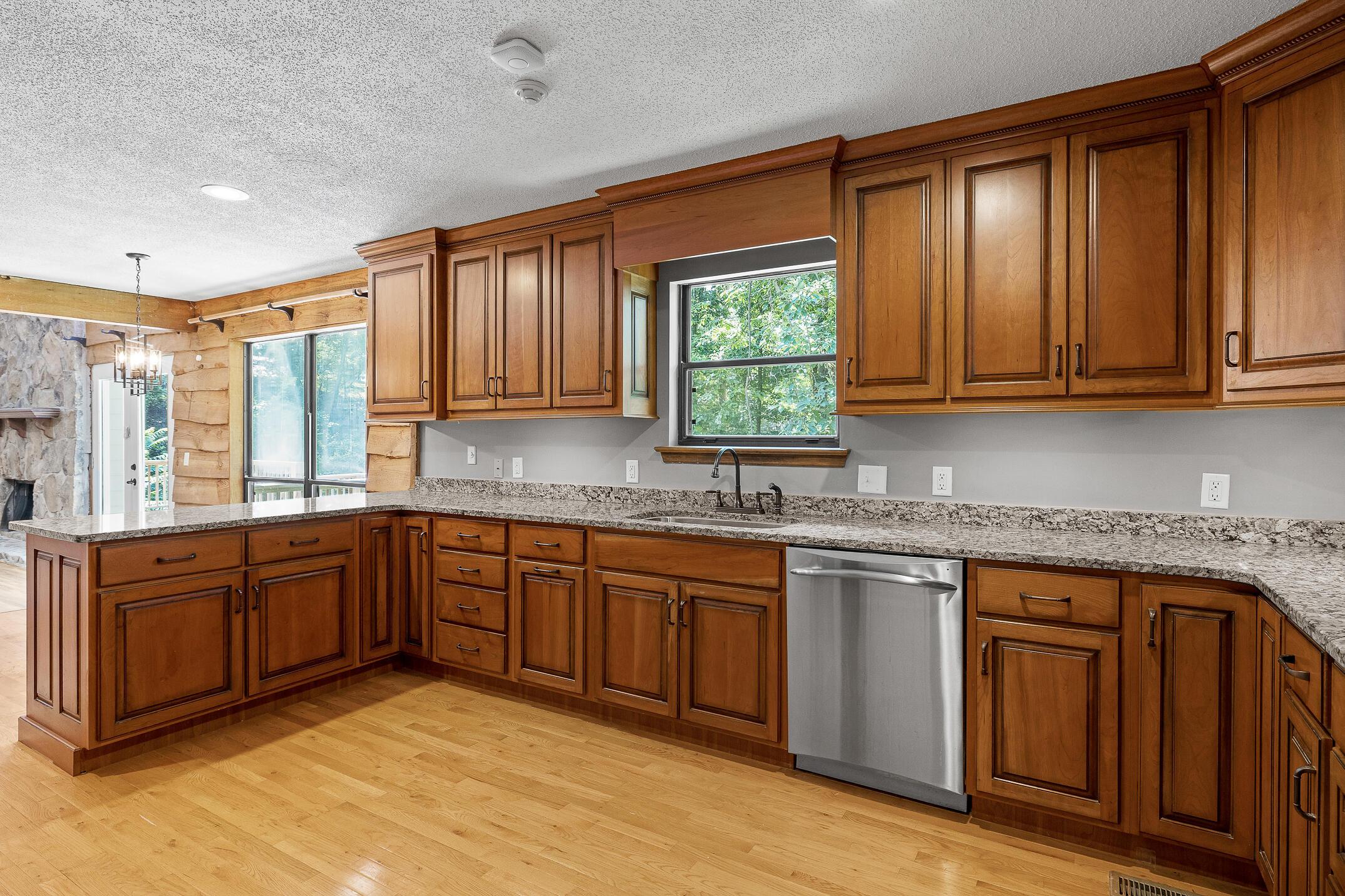 Image 4: Kitchen