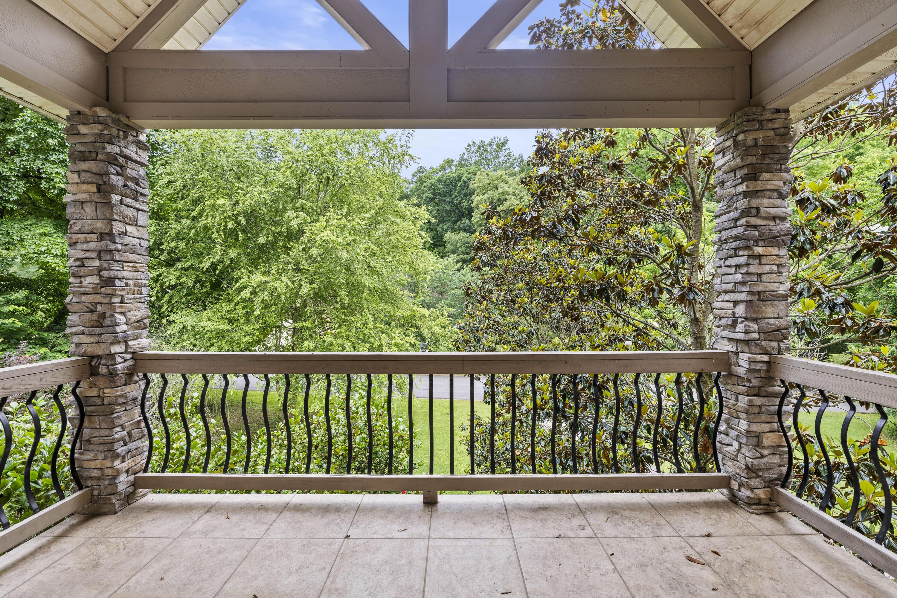 Image 4: Main Level Front Balcony