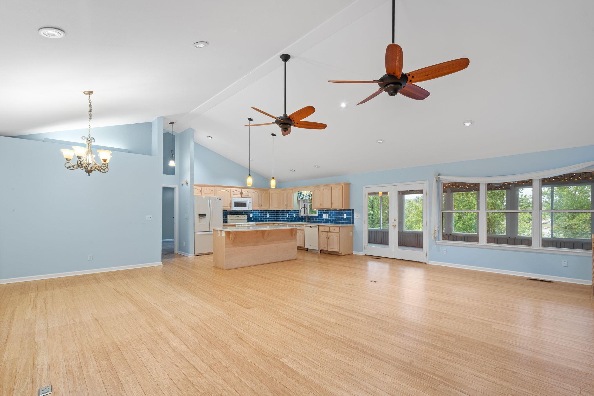 Image 4: 8-web-or-mls-Lakehaven Cir-Autumn B-8