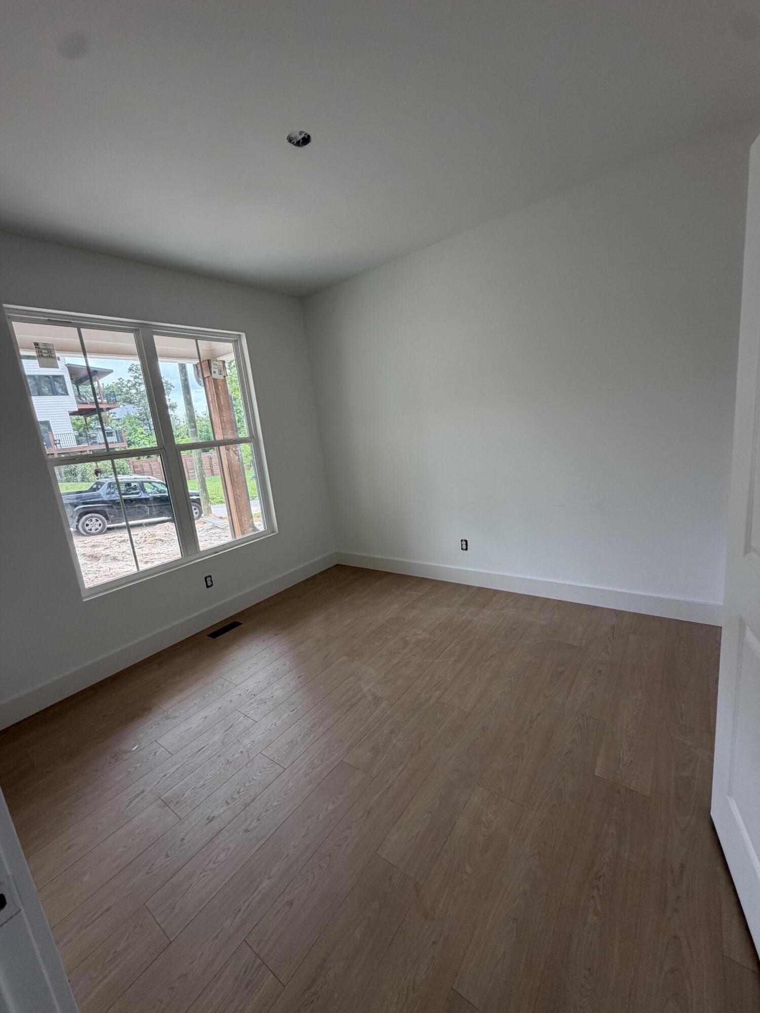 Image 2: Guest Bedroom on Main