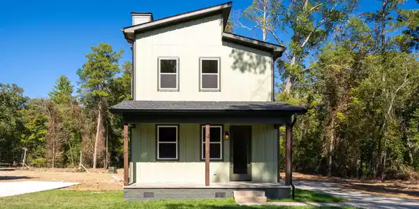 1105 Lakeside Circle