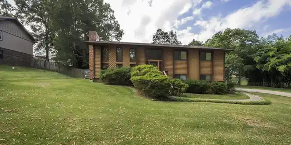 9010 Edgewater Rd