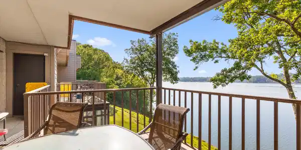 4320 Lakeshore Ln Unit 304