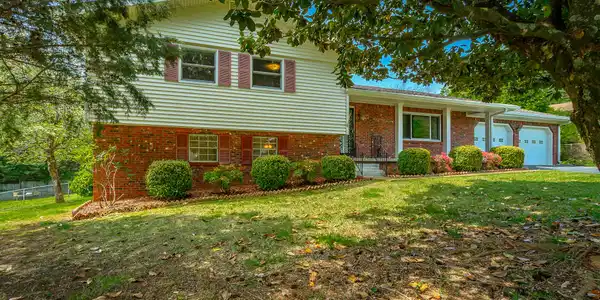 9102 Ole Farm Ln