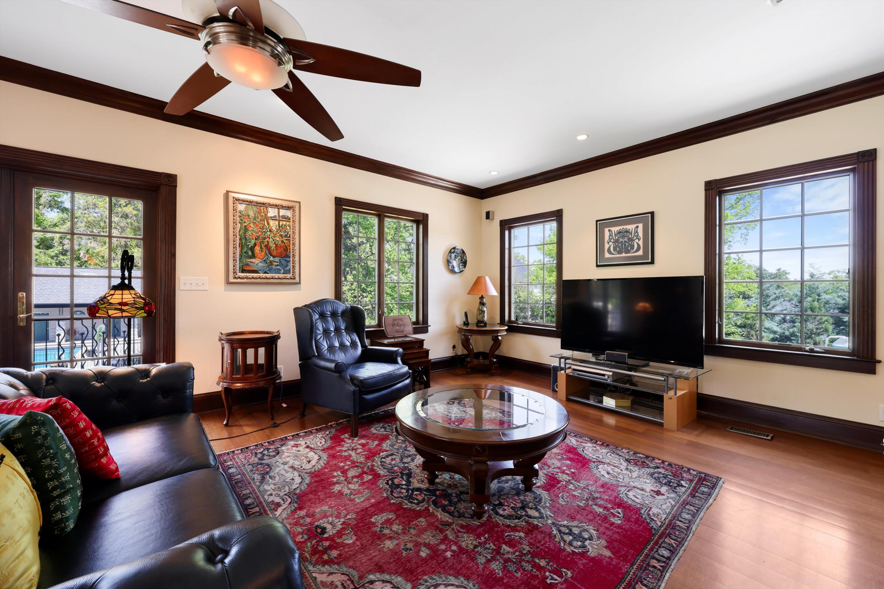 Image 2: 30-090A0241