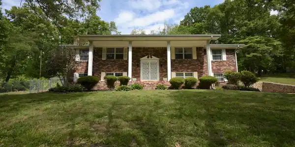 2410 Pineway Tr