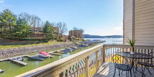 4252 Lakeshore Ln