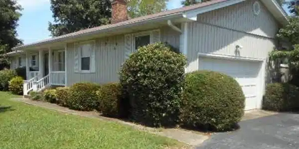 2007 Lakeside Ln