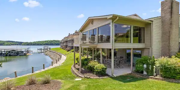 4168 Lakeshore Ln