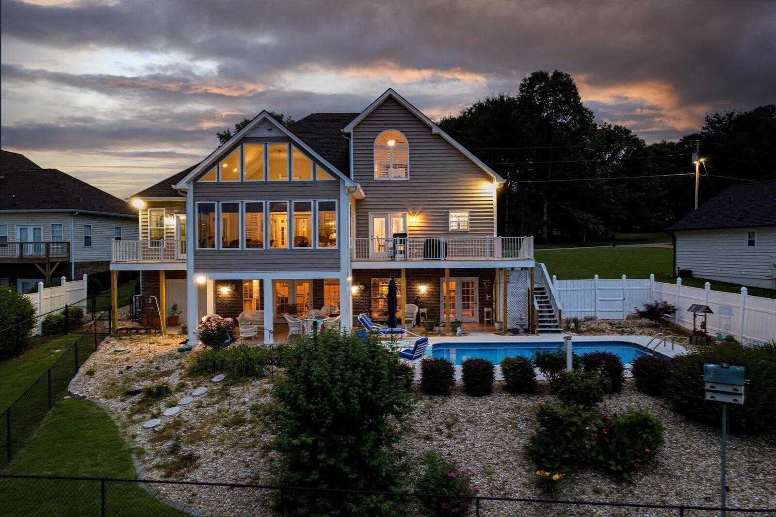 Image 3: 02-362 Windmill Ln Twilights-2