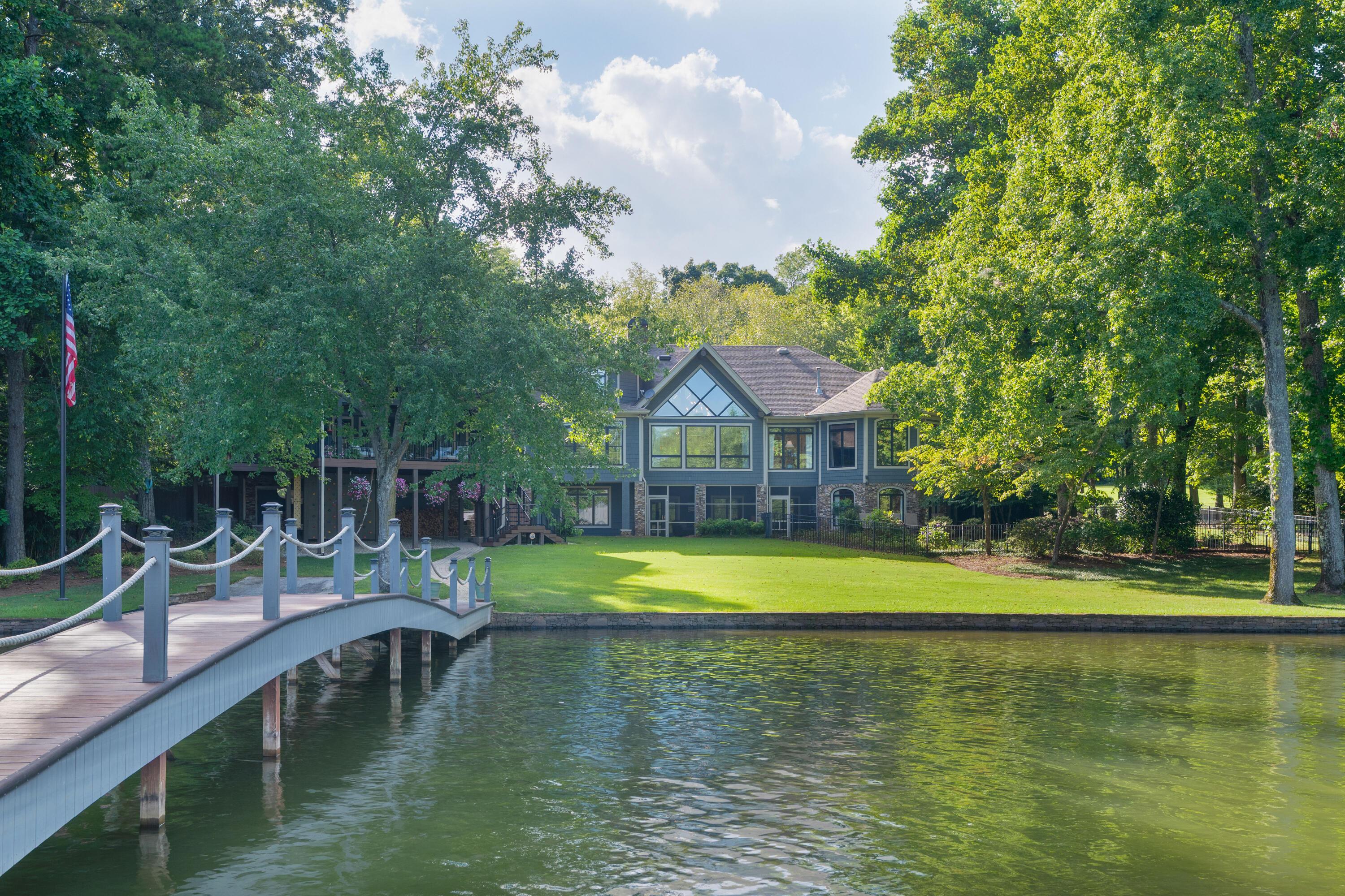 Image 3: 56 - 6402 Dogwood - Exterior