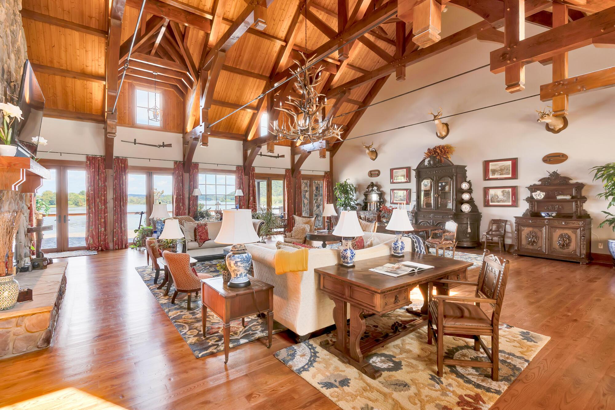 Image 3: Huge Vaulted Great Room