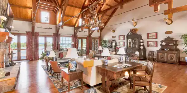 Image 3: Huge Vaulted Great Room