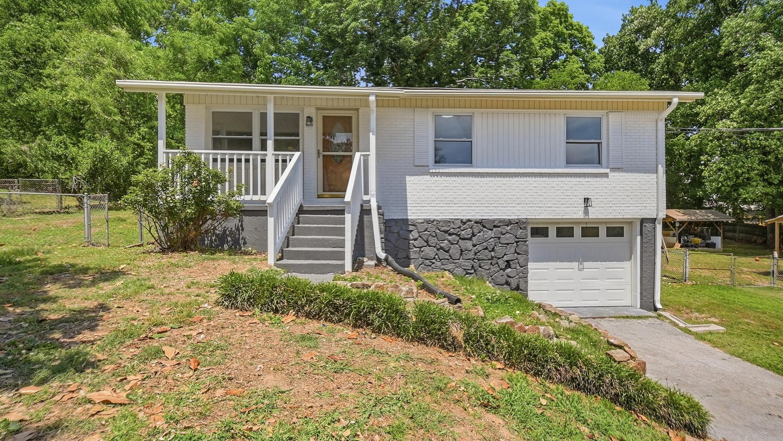 Image 2: 2_2387 glengerrie dr-1