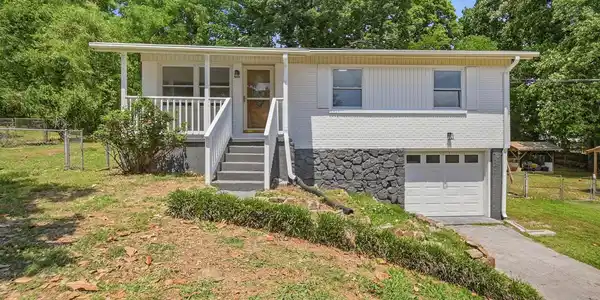 Image 2: 2_2387 glengerrie dr-1
