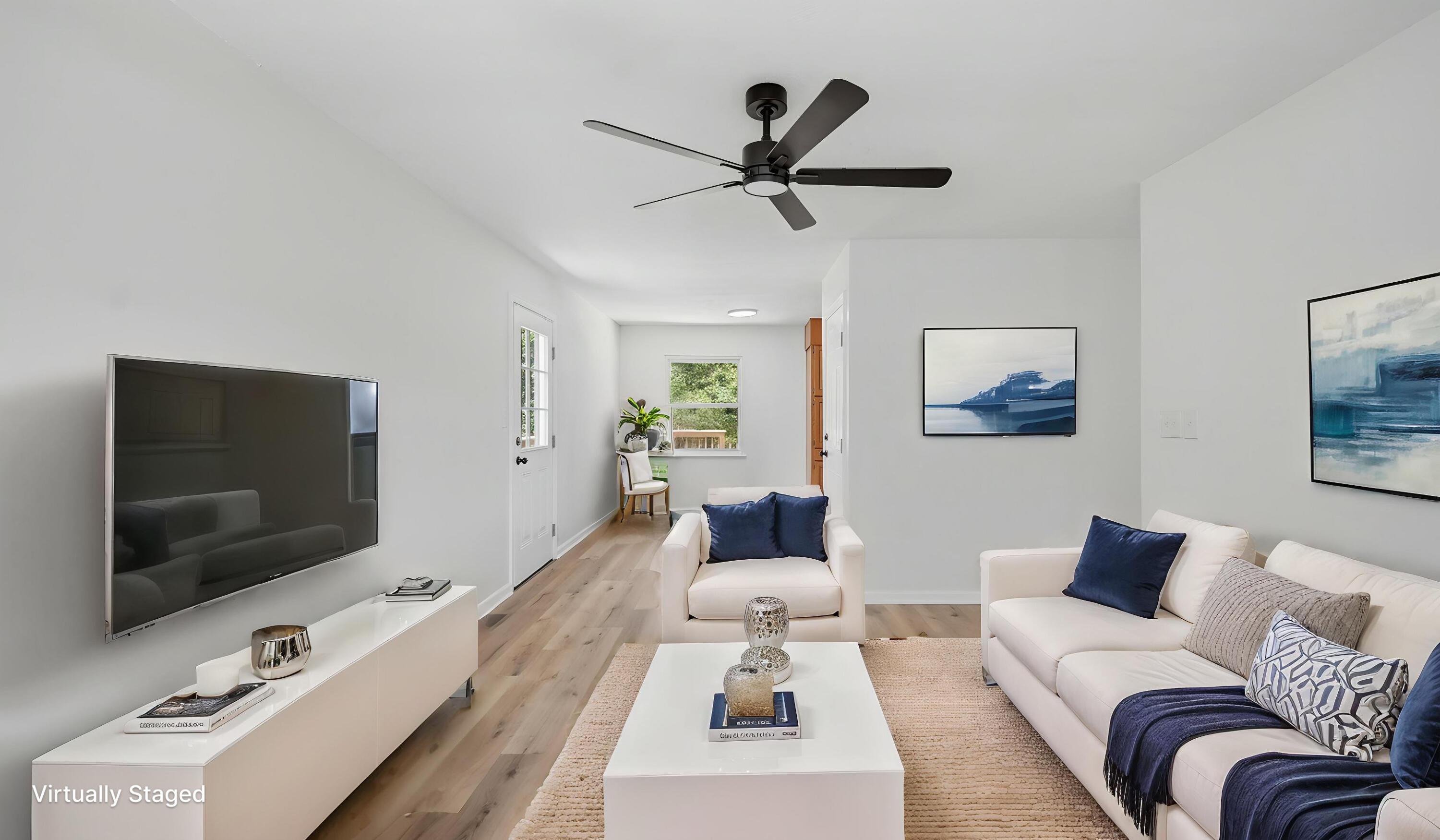 Image 3: 6_2387-glengerrie-dr-5 - Living Room - M