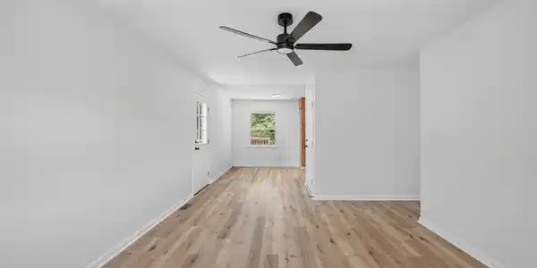 Image 4: 6_2387 glengerrie dr-5
