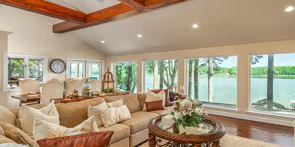 Image 3: Living Room