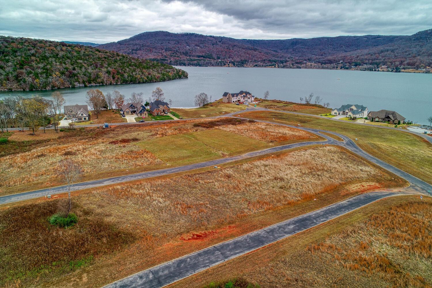 Image 4: Leeward 33-13 (6)