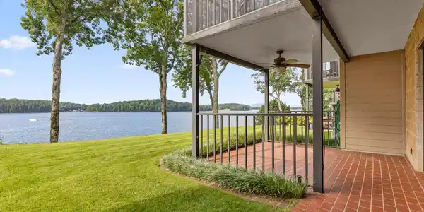 4336 Lakeshore Lane