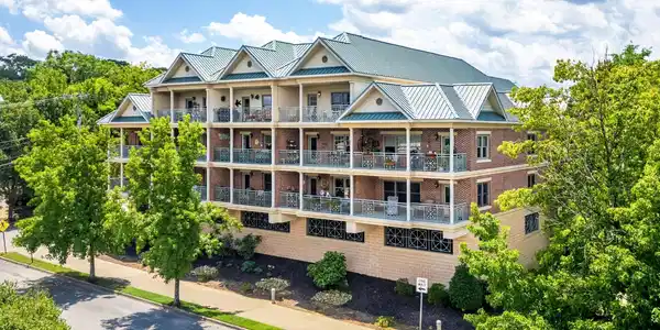 Image 4: 737 Battery Place, 302