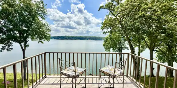4320 Lakeshore Lane