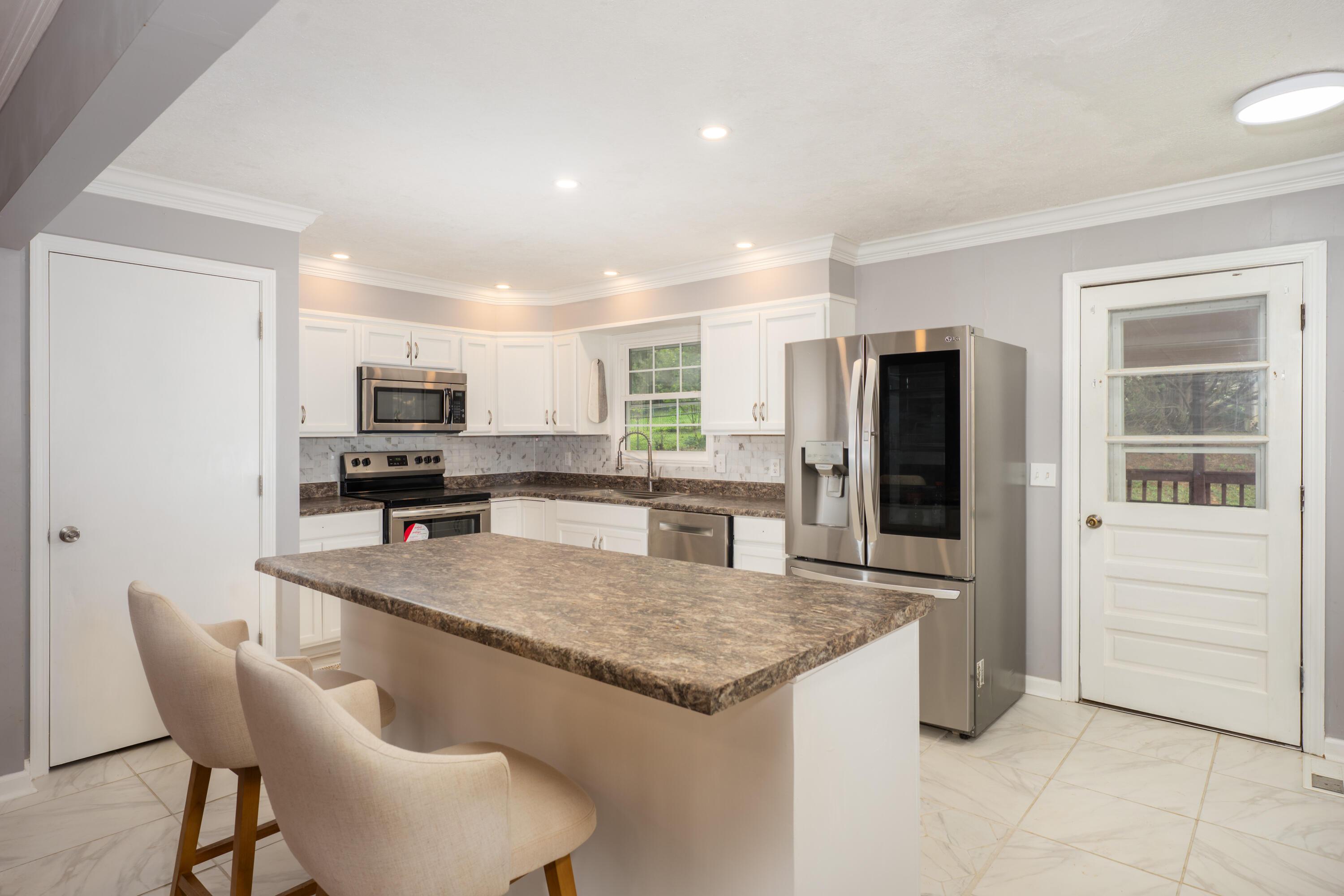 Image 4: Kitchen