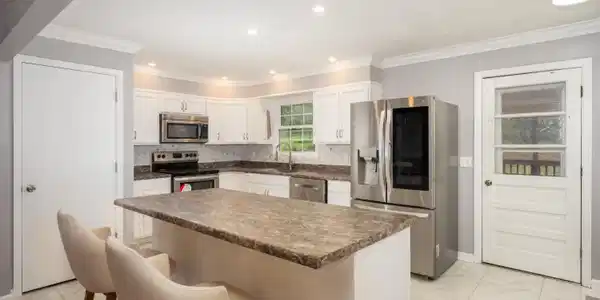 Image 4: Kitchen
