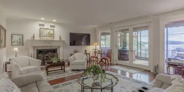 Image 4: 4274 Lakeshore #100 HD-40